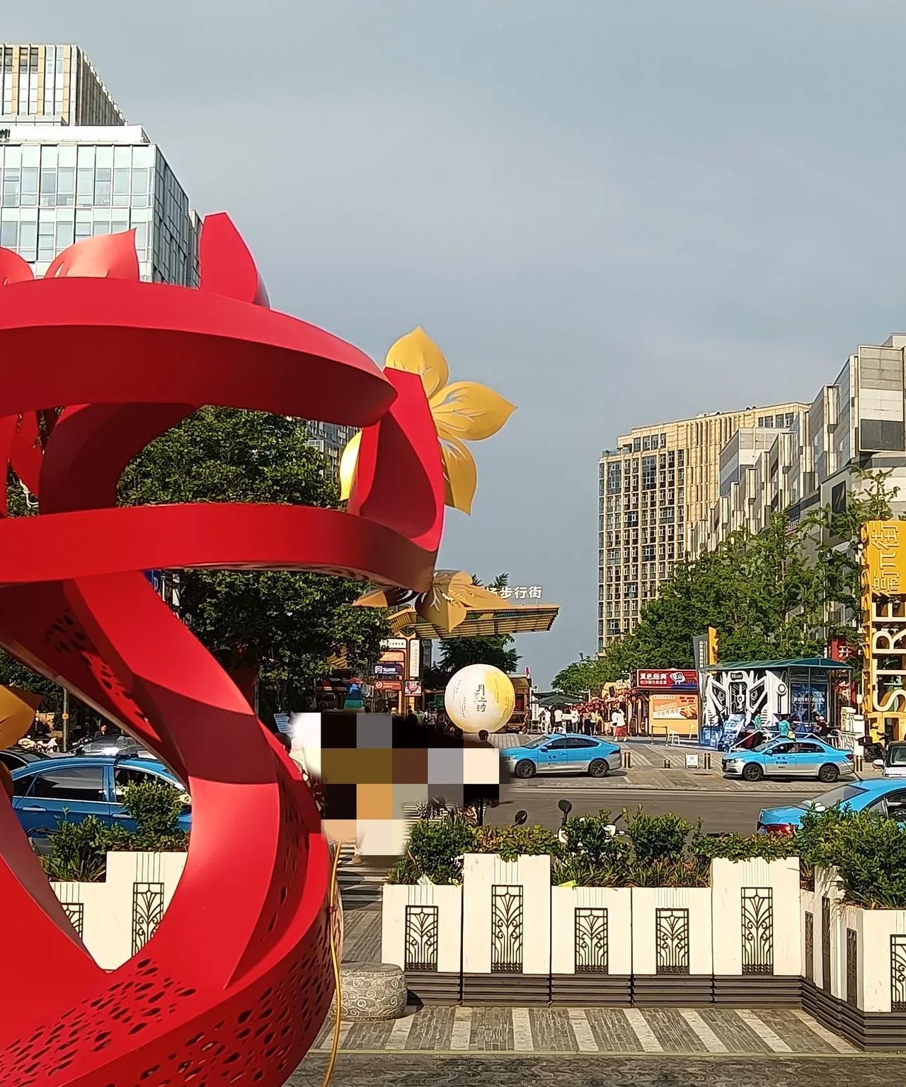 不得不说威高广场“卫π街”新增加的这个“大圆球”装饰还是挺漂亮的，虽然我最近经常