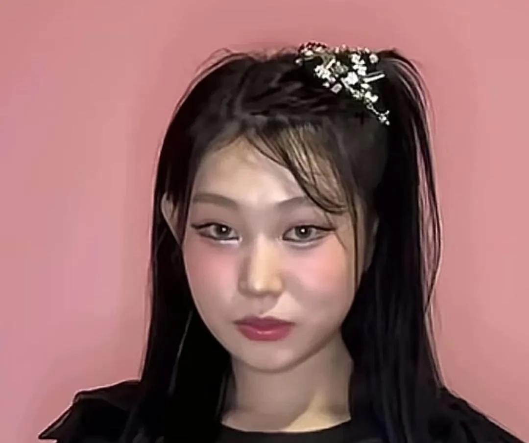 说句实话，小沈阳的女儿沈佳润也许不是最漂亮的，但是肯定是最有辨识度的。
自从沈佳