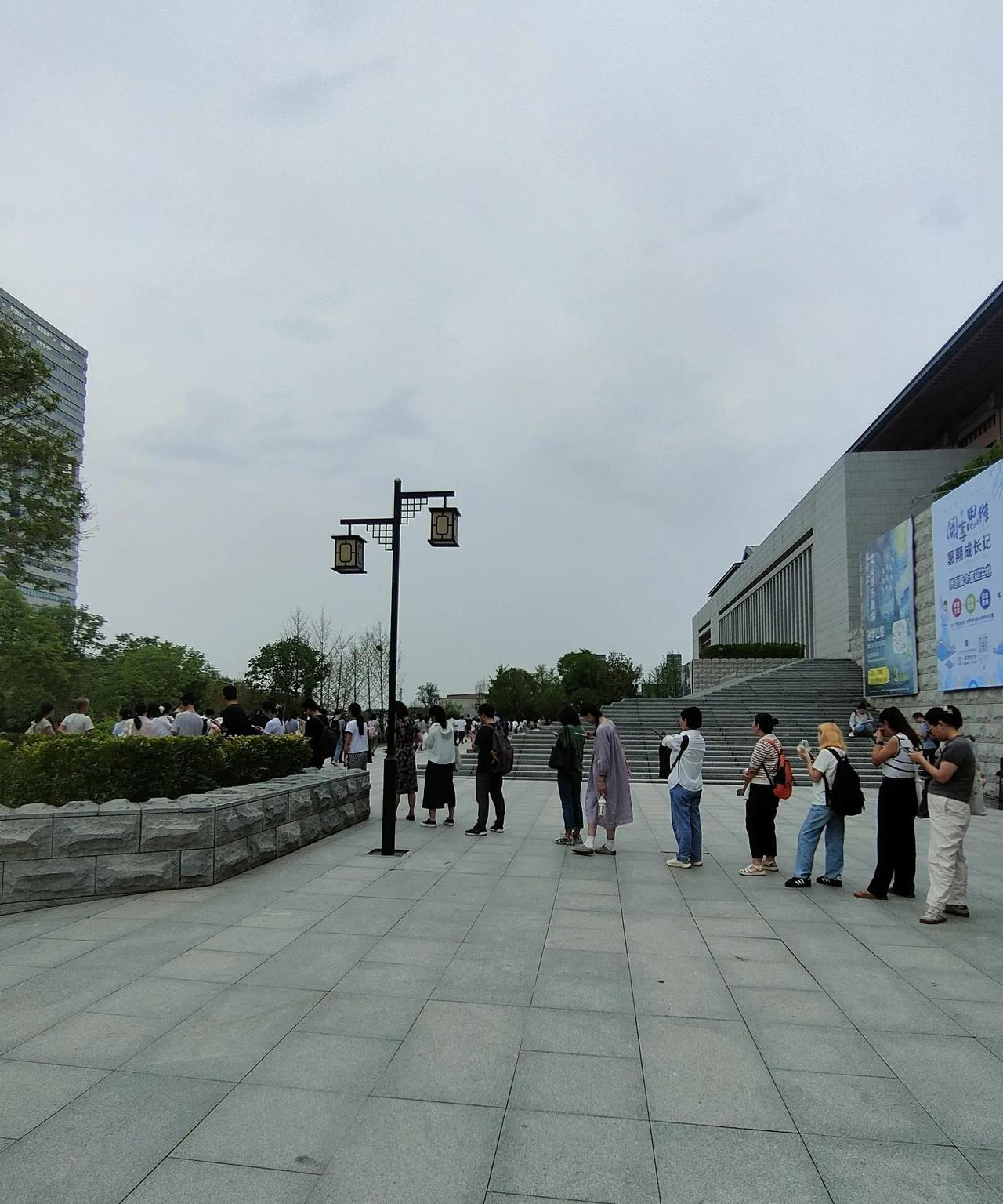 西安不愧是文化之都。
6月18日，我一个住在高新区的朋友想去省图书馆借书，她来到