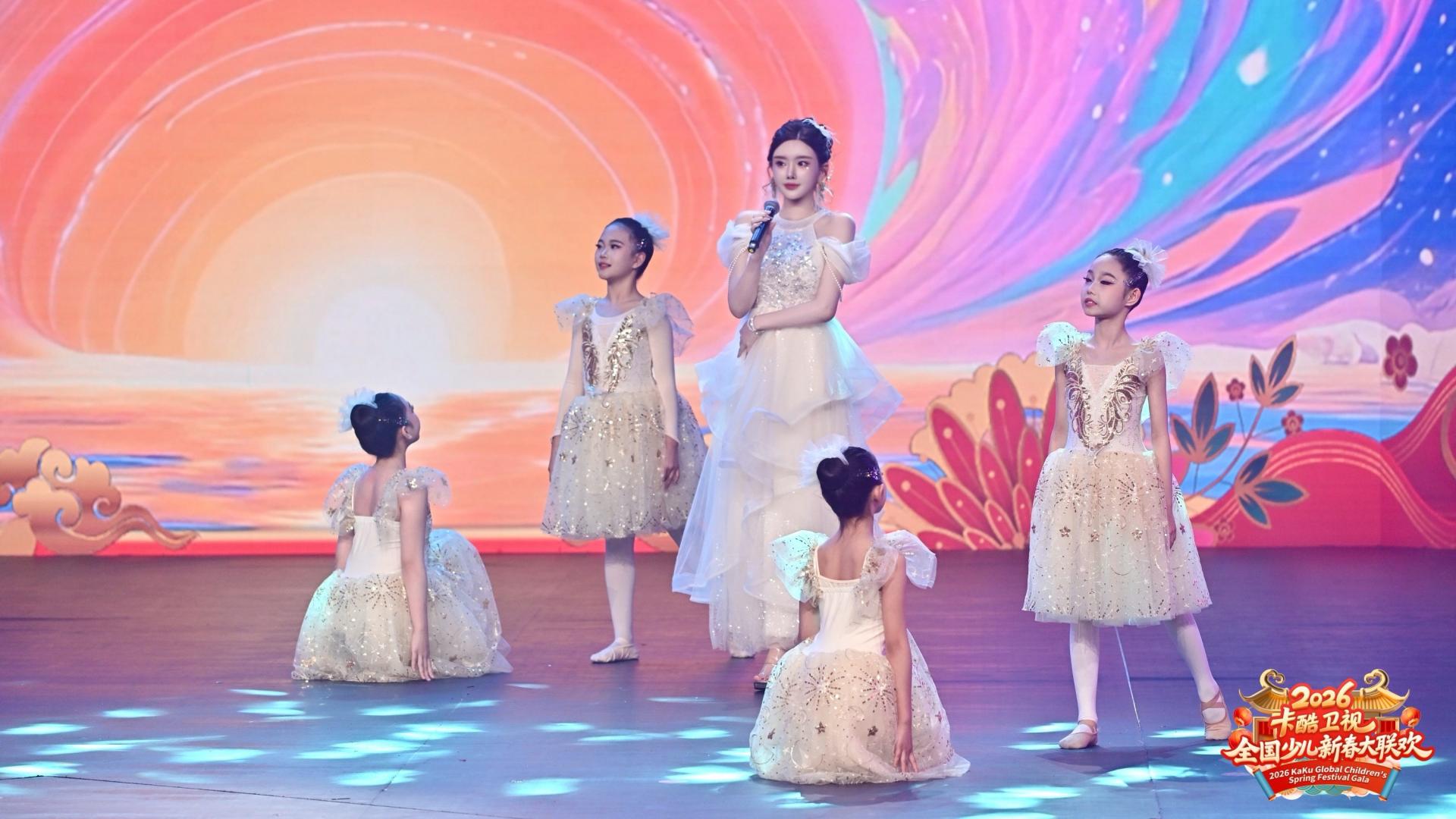 丁婷婷献唱《牵一双手》致敬母爱感动全场获卡酷"金牌演员"称号