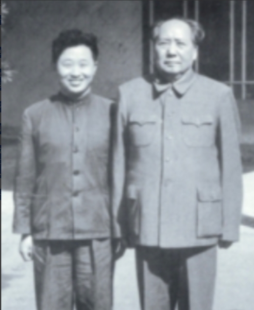 1976年9月9日，当一男子得知毛主席逝世后，当即便拿起剪刀，直接冲向了毛主席的
