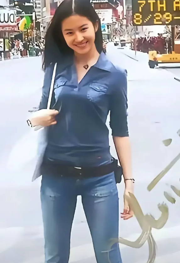 这是2003年，刘亦菲在美国街头的一张照片。
当时刘亦菲只有16岁，照片中她长发