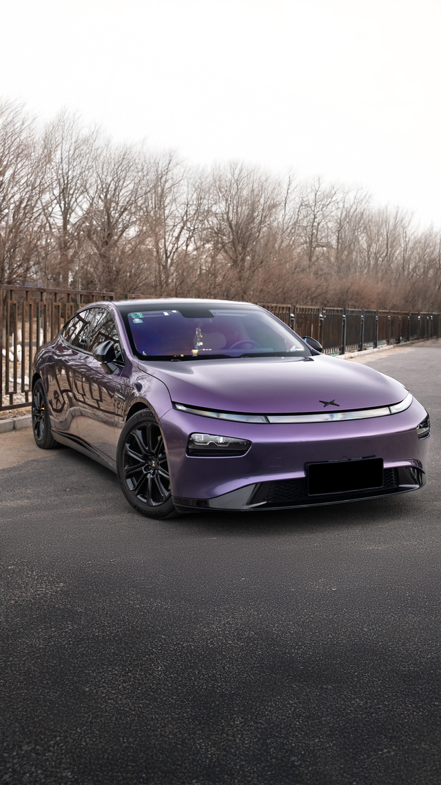 小鹏P7的完美线条
拍汽车呢一定要用广角拍摄，把车身流利的线条都拍出来 让整体更