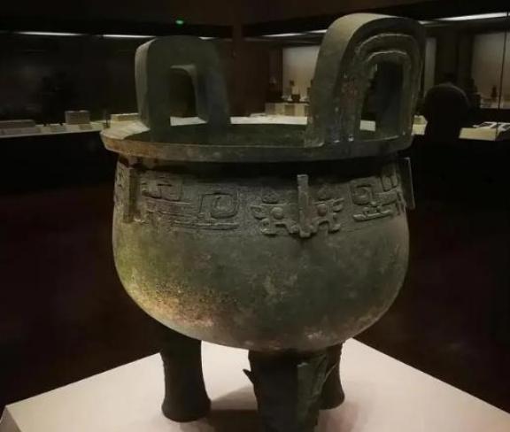 1975年，一顶铜尊即将被送往日本展览。出发前，专家马承源突然被它奇特的造型所吸