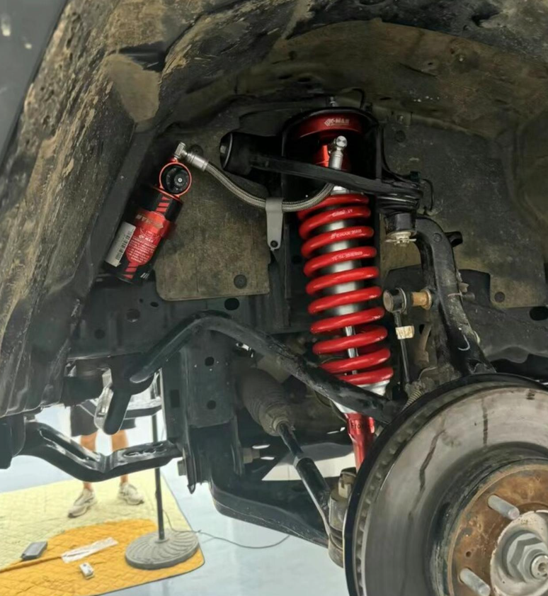 坦克300改装科曼氨气减震
原车的减震实在是满足不了现状的 所以果断闭眼科曼氨气