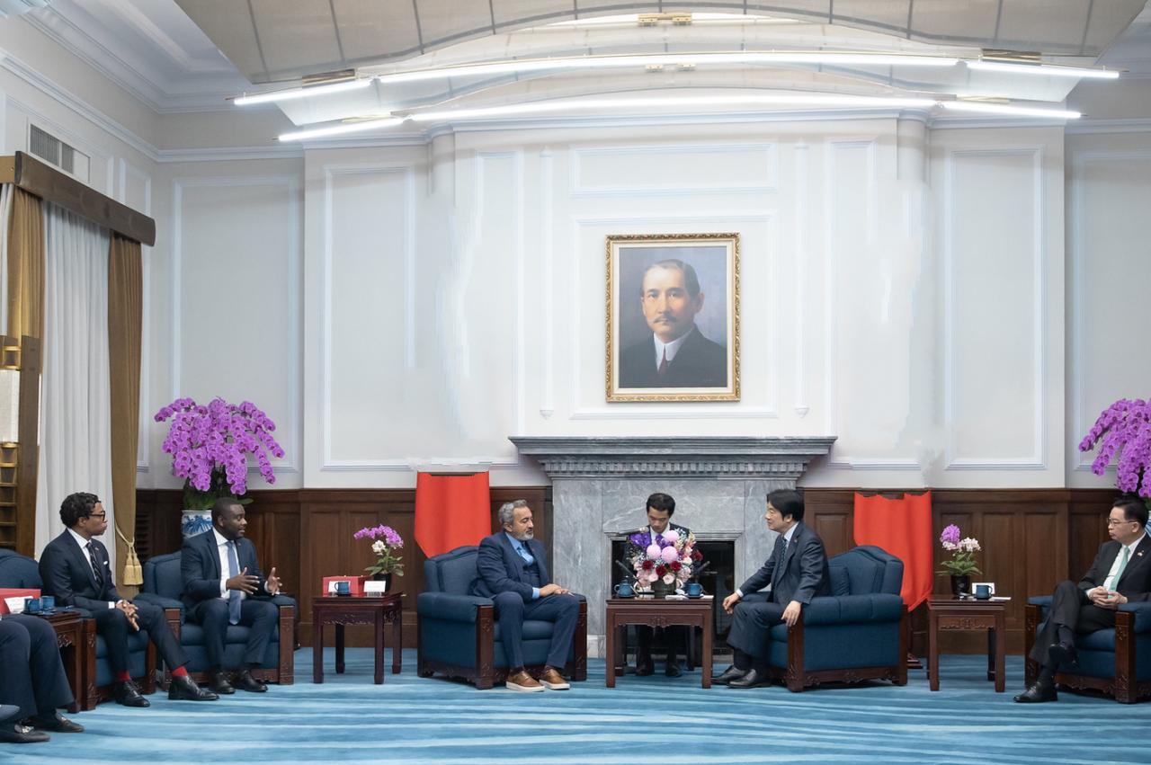 中国台湾省，此人近况照片：与美国人见面谈话。
时间是6月16日上午。
中国台湾省