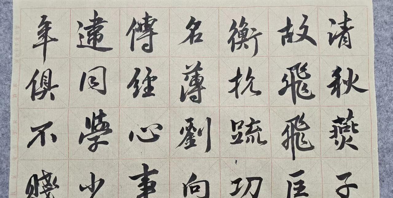 我哥是一名中学物理老师，退休后在家赋闲，每天练毛笔字两个小时以上。从不参加什么书