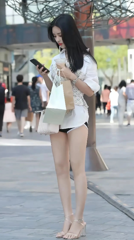 我之前处过一个女朋友小孟，是个未婚的大姑娘，号称自己是绝对纯洁的女孩，没有性经历