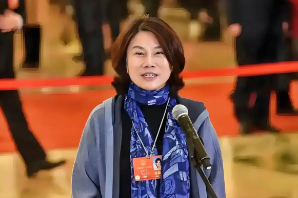 这一回我站董明珠。

近期，身为全国人大代表、格力电器董事长的董明珠在受访时称，