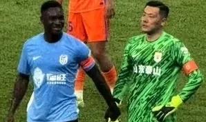 王大雷与大连队长马莱莱手牵手，是在为自己留后路。如果无法与泰山续约，王大雷有望回