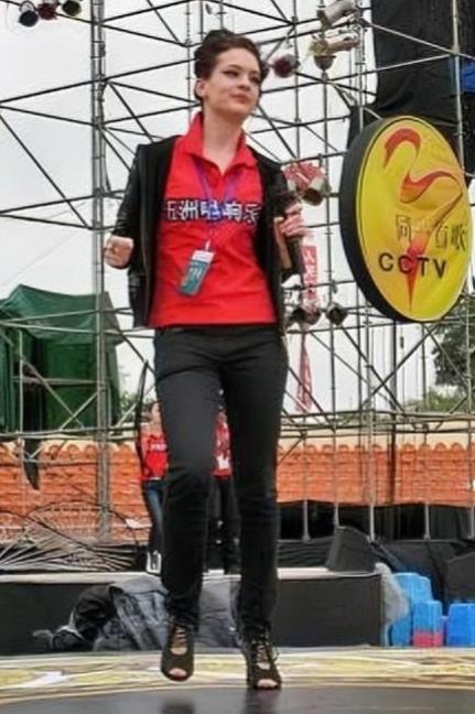 4月26日，因《浪姐4》走红的美籍歌手唐伯虎被曝拖欠造型师1.7万元劳务费近一年