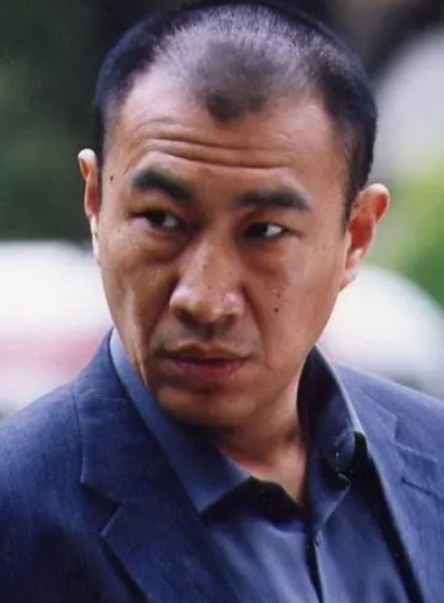 2002年，孙红雷还在拍《征服》的时候，下班在饭馆吃饭时，被一群人给堵住了，那人