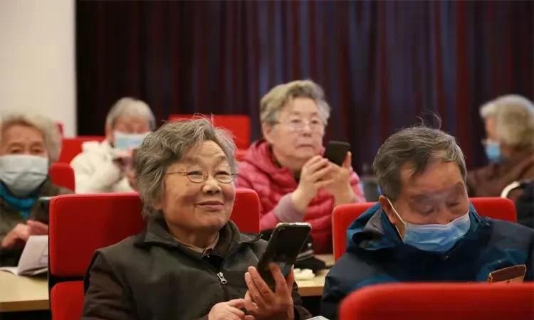 “叔叔，阿姨”！领鸡蛋了。这句亲切的称呼，却让60万老人掏空了积蓄。大连山海集团