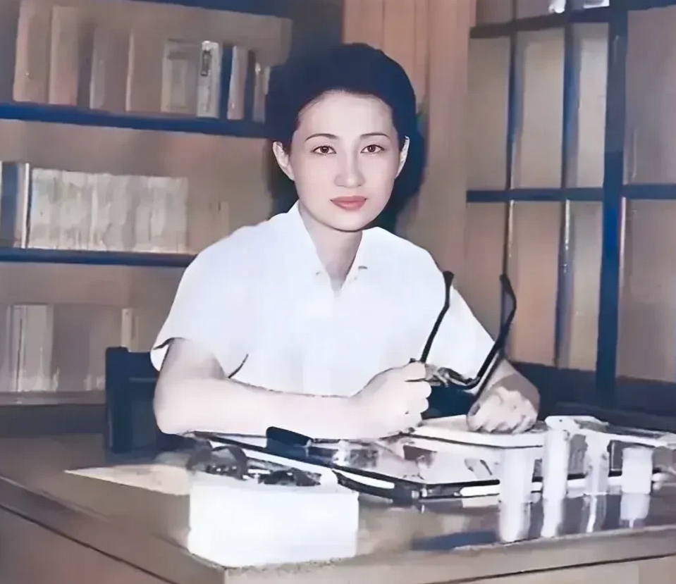 都说她年轻时美得不可方物！这是1947年她被软禁在台湾期间的真实写照，当时她35