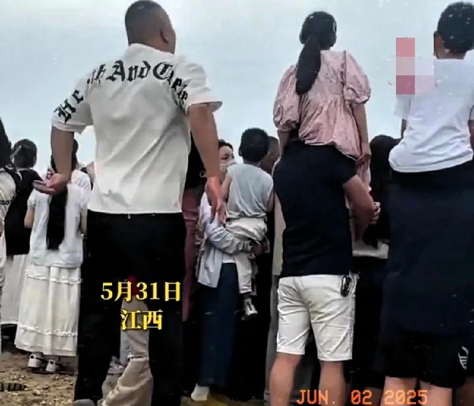 “这是36计中的哪一计啊？”近日，江西，一男子，想看龙舟比赛，可是现场人山人海的
