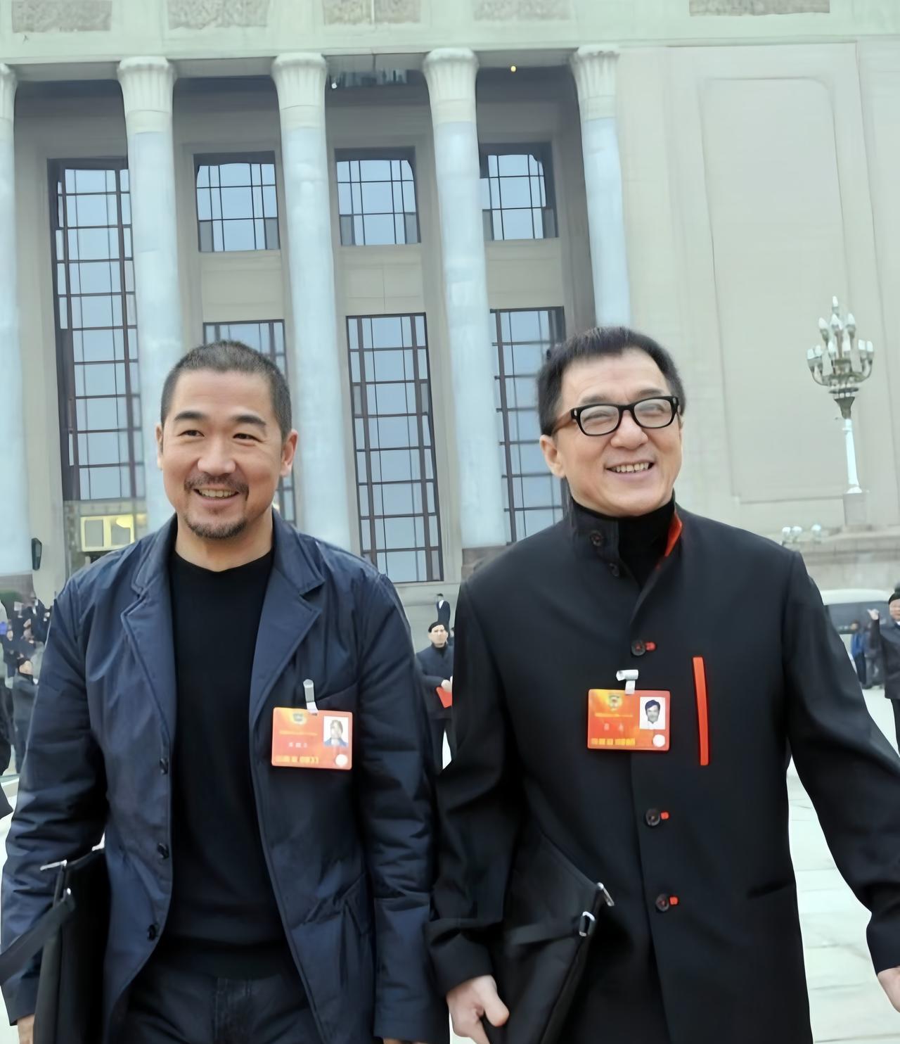 成龙大哥与张国立老师昔日合影，两人是多年好友，平时聚到一块儿，一定会有很多话题要