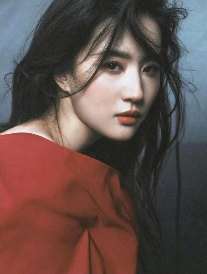 松弛感是源于刘亦菲内心世界本就非常强大，所以遇到任何事情的时候，也是绝对不允许自