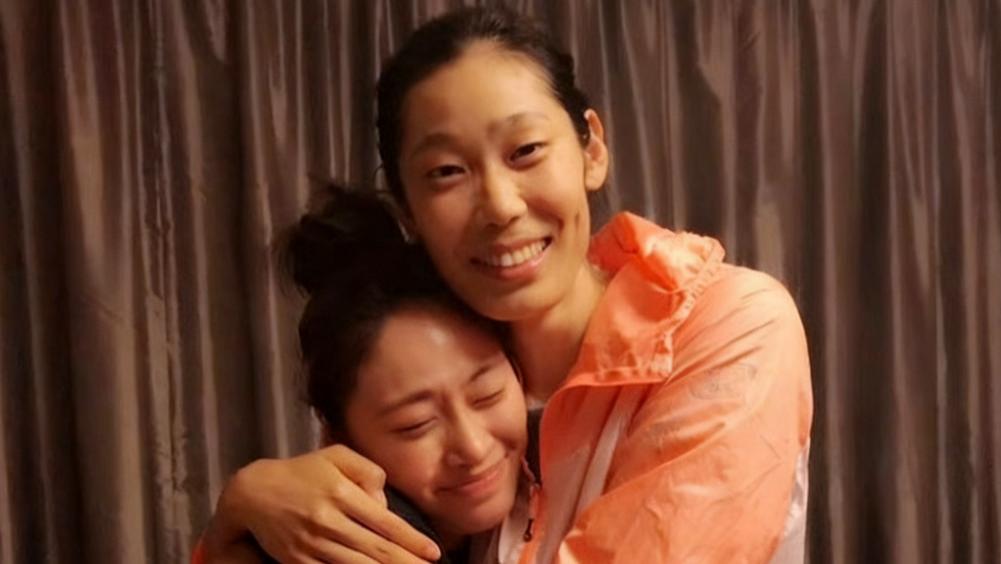 在朱婷的拥抱里，曾经的世界第一背飞女王，也突然变得可爱娇俏了