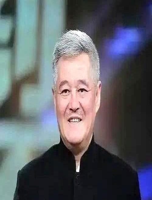 新加坡演出现场飞鞋事件又给内娱上了一课！
宋小宝正沉浸在舞台表演中，突然被观众席