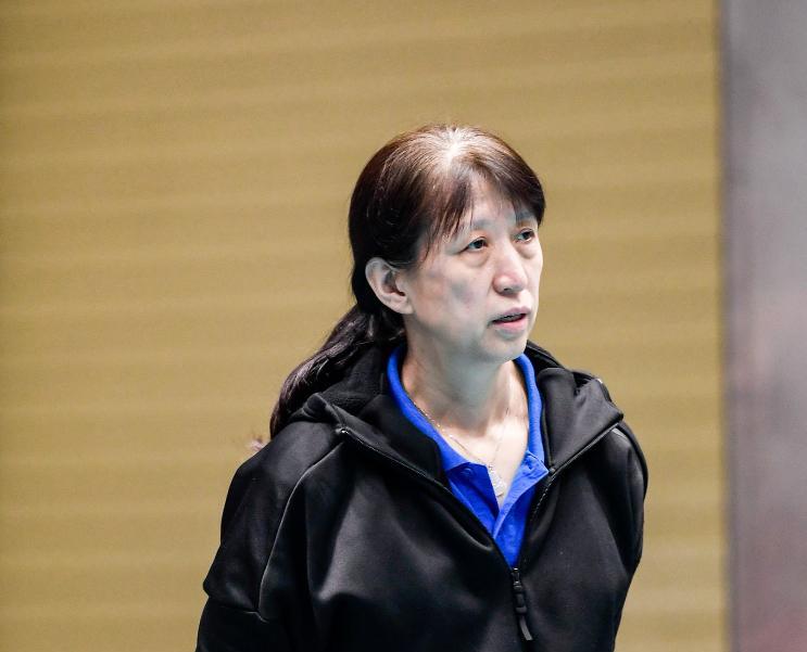 连续三场1-3！女排输到没脾气
波兰二传跳飘把我们发懵
我们跳发却像递纸巾
发球