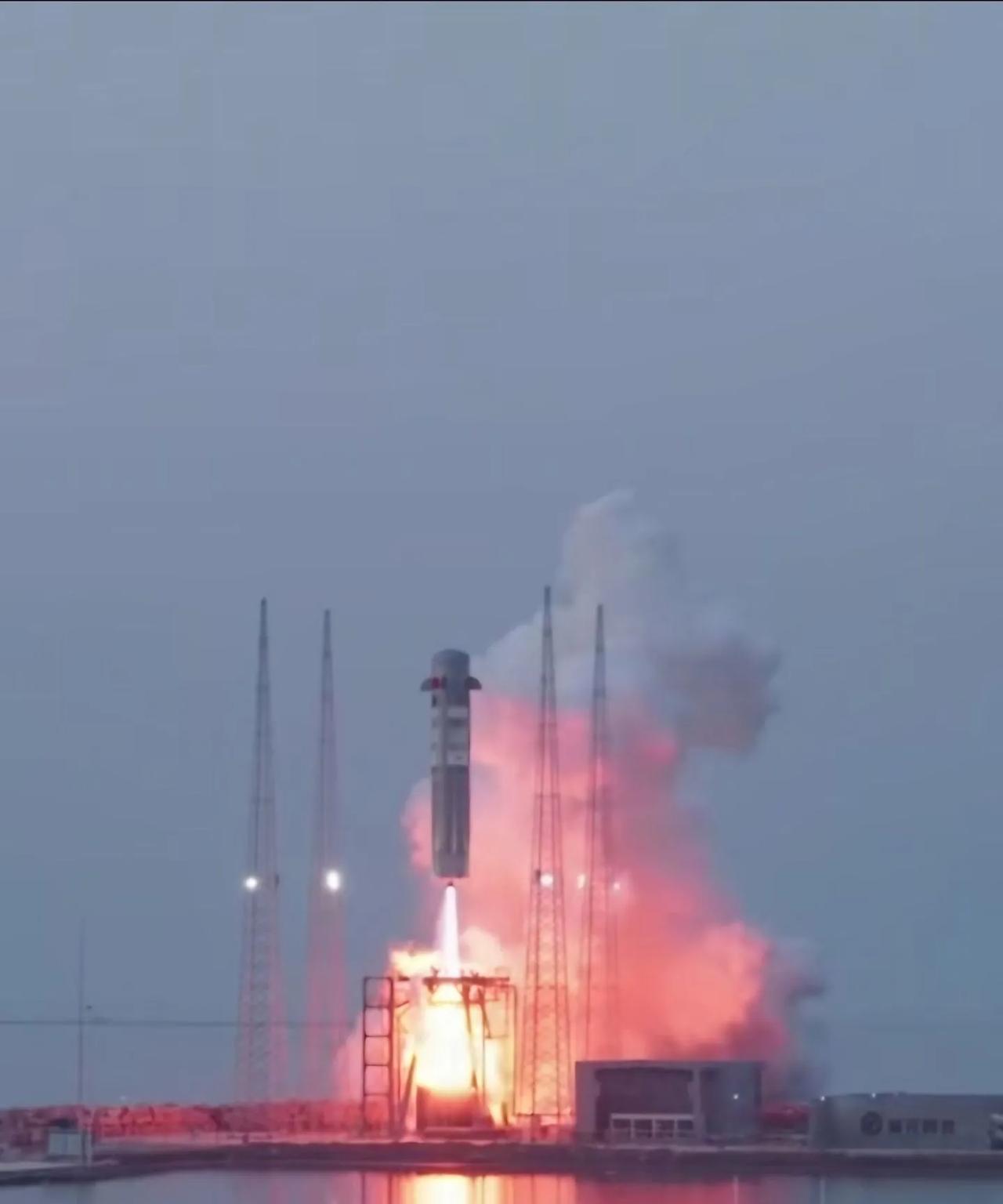 国内首次海上软着陆回收试验取得圆满成功。- 国内首个实现“液氧甲烷+不锈钢+海上