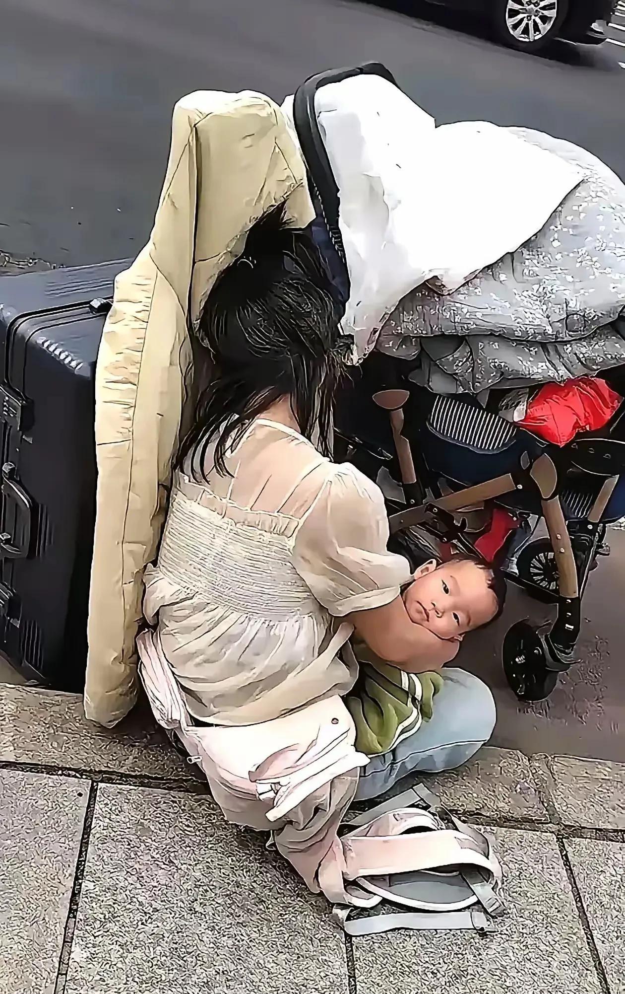 街上心酸的一幕
在大街上，看到一个女子抱着几个月大的孩子，坐在地上，孩子已经睡着