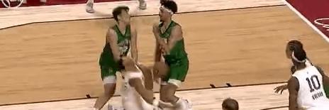 膝盖“啪”一声断了！
广东球迷今晚集体失眠。
比赛还剩27秒，贝兹利直接趴地板上