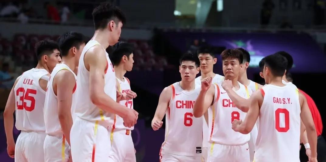 这样全面的中国男篮怎能不让人爱！
这届国家队能与对手对攻，也能拼防守，既能打内线