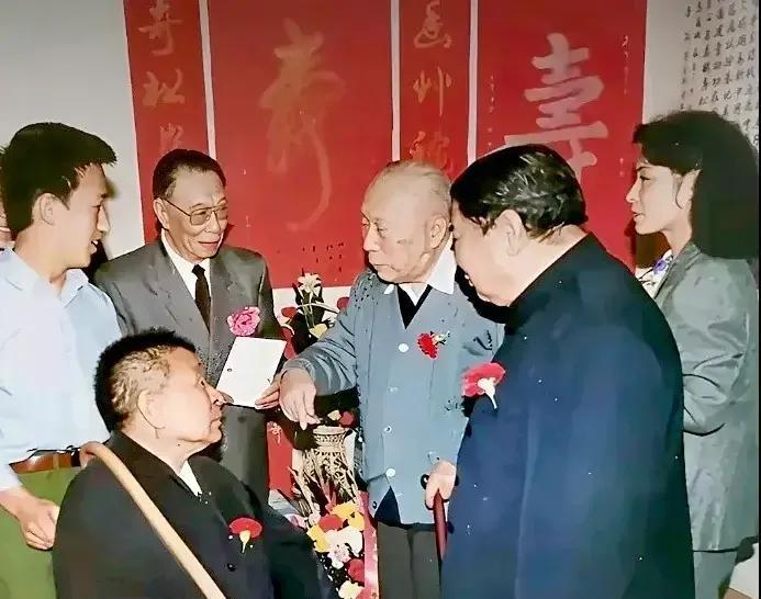 ＃记录我的2025＃
这是一九九一年四月十四日，开国上将陈士榘(左二)八十二岁生