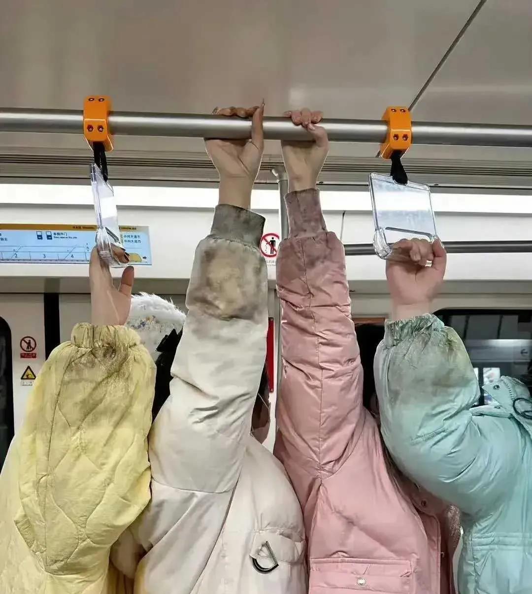 这得多少天没换洗的衣服才这么脏啊