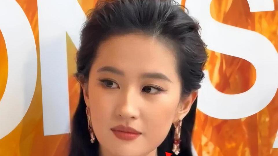 刘亦菲现身宝格丽，抹布裹腿被一光头紧盯，身材圆润超有料很抢眼