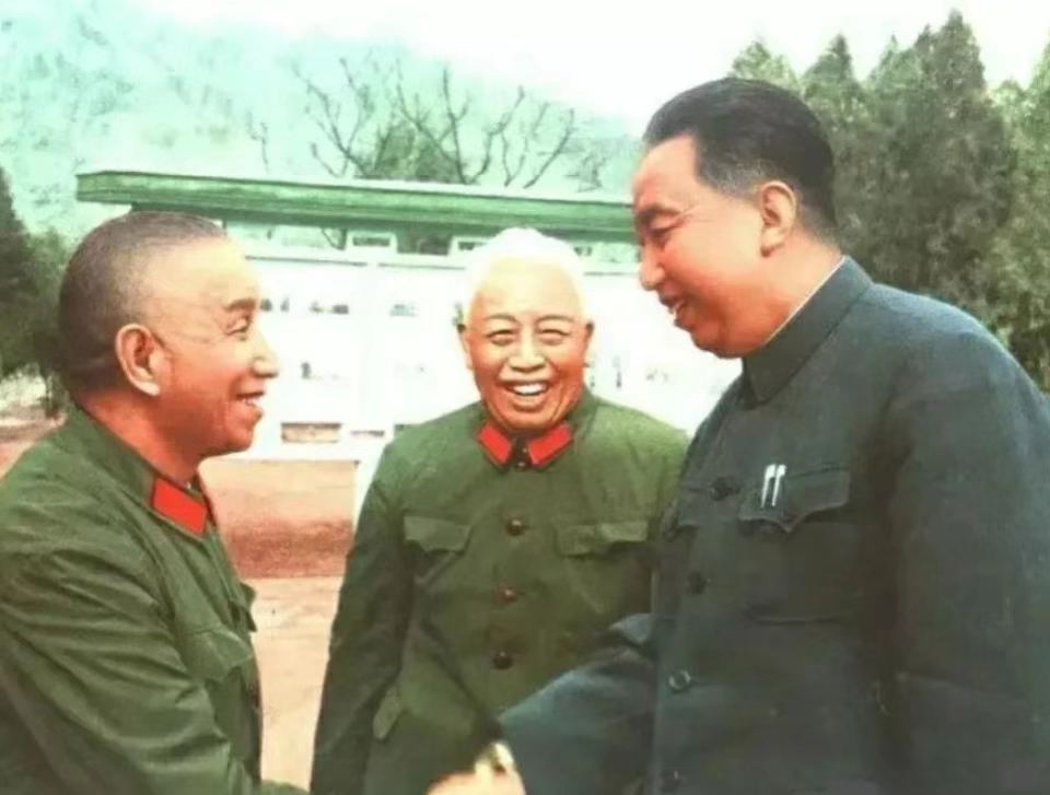 1978年，军事科学院有领导提出，以军事科学院的名义，写一篇文章论述华国锋是我军