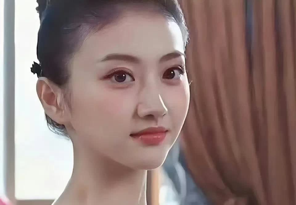 景甜要什么有什么怎么就没人敢娶？可能有些几点原因：
1、景甜背后的人影响力不次