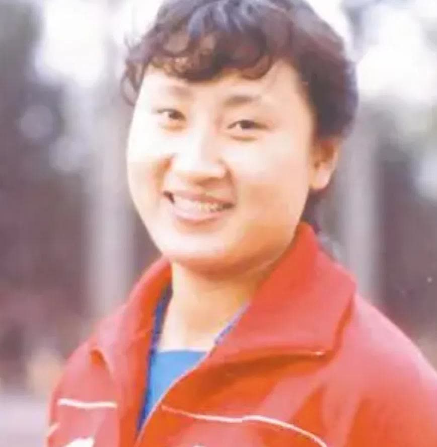 郎平做梦也没想到，曾获五连冠女排队长杨锡兰，如今在瑞士当保安