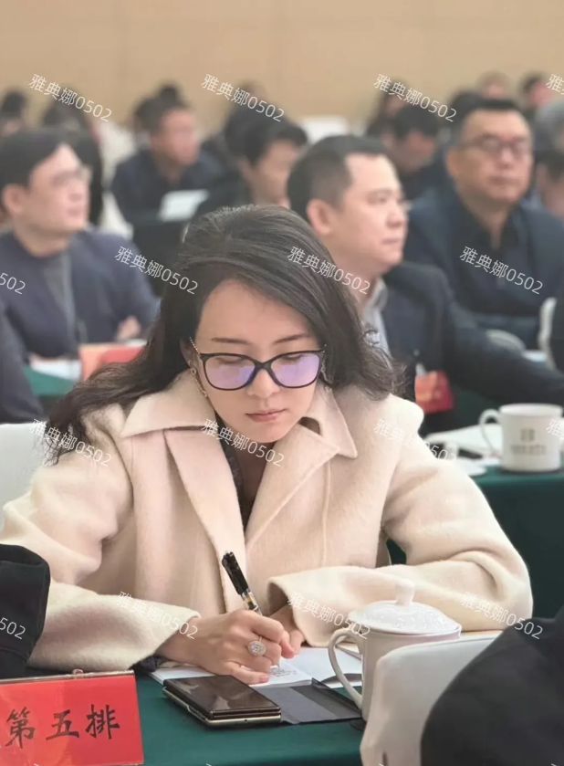 章子怡开会照，46岁的她打扮朴素低调，五官清秀气质出众素颜也很年轻。
戴着眼镜全