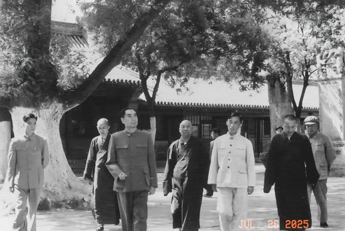 珍贵的一张黑白照片。
1955年，周恩来总理参观北京广济寺，在那里与寺庙主持亲切