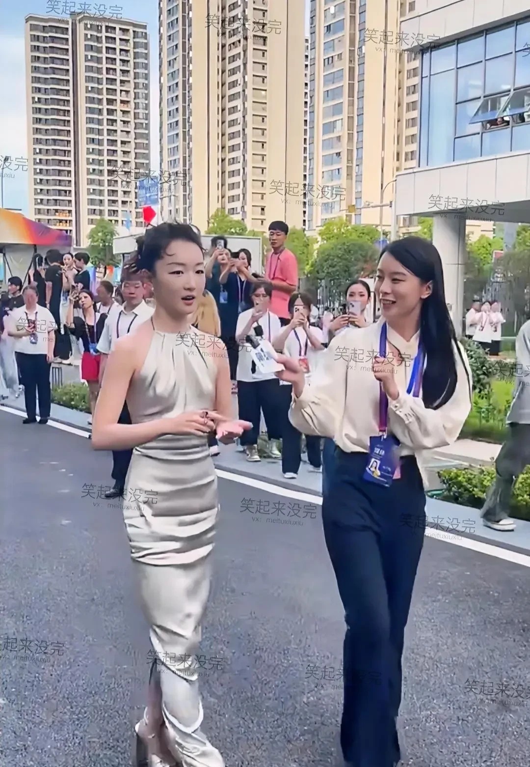 看有人说演员周冬雨毫无气质，红到现在就是个迷，你觉得呢？
我倒觉得小姑娘比以前漂