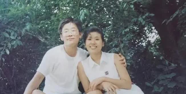 李在明人生三位贵人。
第一位:他母亲。
嗜赌的父亲，辍学的他。家中一共七个孩