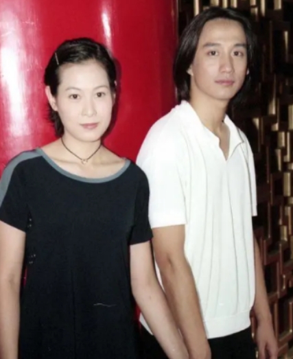2004年，黄磊结婚前给刘若英打电话，说自己愿意为她悔婚。刘若英沉吟片刻，却说祝