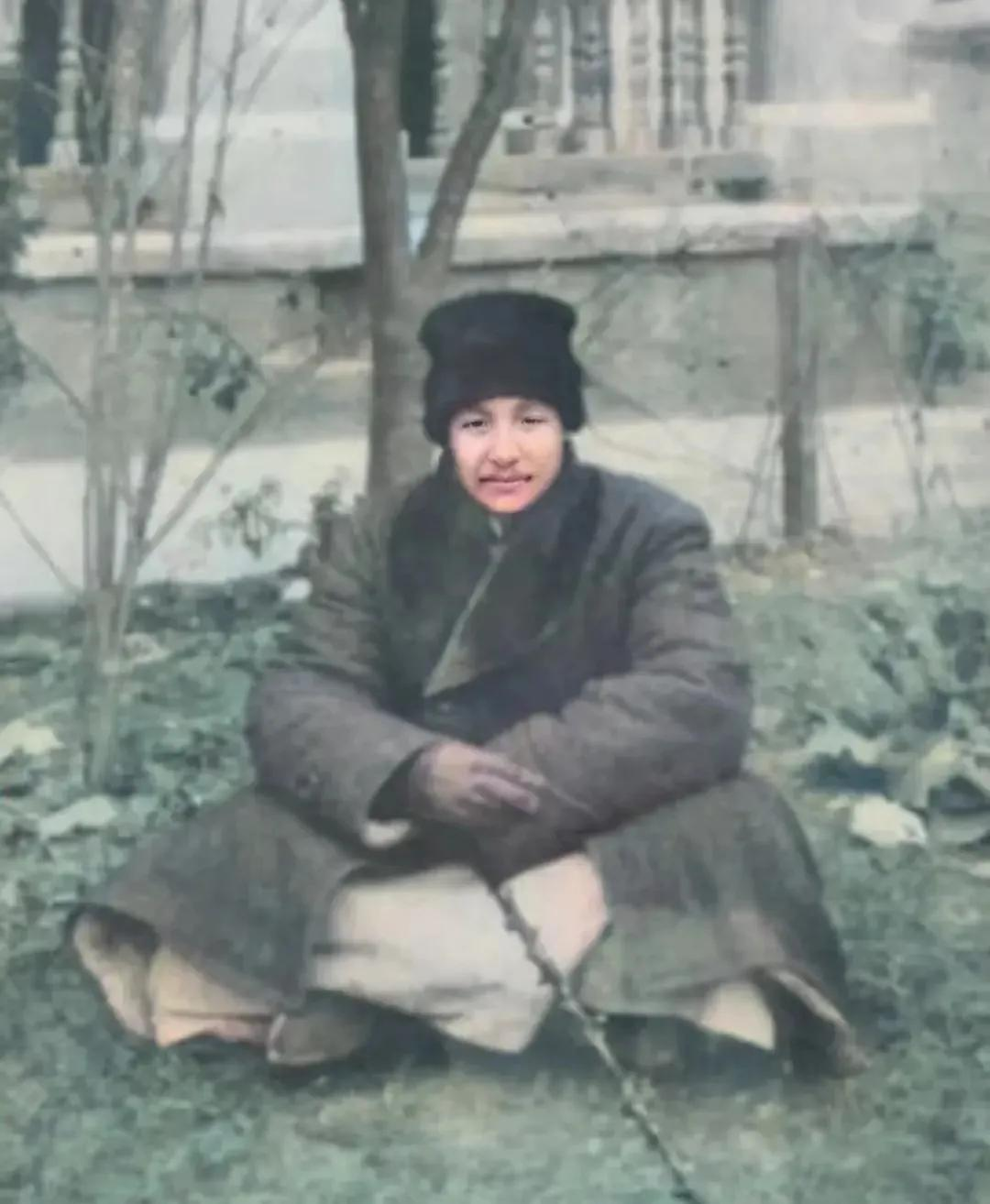 1925年，孙传芳应邀去学校参加典礼，谁知，他在众目睽睽下，对着一个漂亮女孩，“