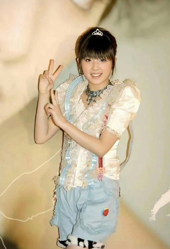 稚嫩的张含韵，这个时候才18岁，真是青春无敌啊！ ​ ​​​