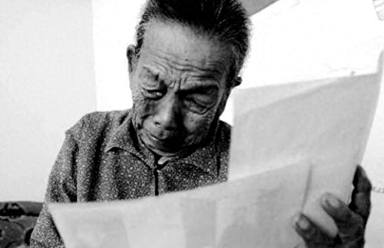 1945年，那个冬天东北的雪下得特别大。
赵凤祥照常在街上寻找能换点钱的东西贴补