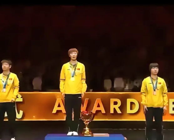 亚洲杯是升国旗的比赛！此时升起的是三面国旗，面对国旗应当是一种什么姿势，要教啊！