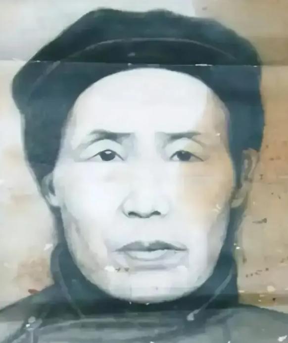 1928年，开国大将王树声被敌人追捕，一好心大娘将他藏在家中，然而，当听到敌人悬