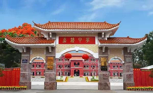 现在中小学教师的待遇都在逐步提高，当地的教师工资收入都高于当地的公务员。
很多中
