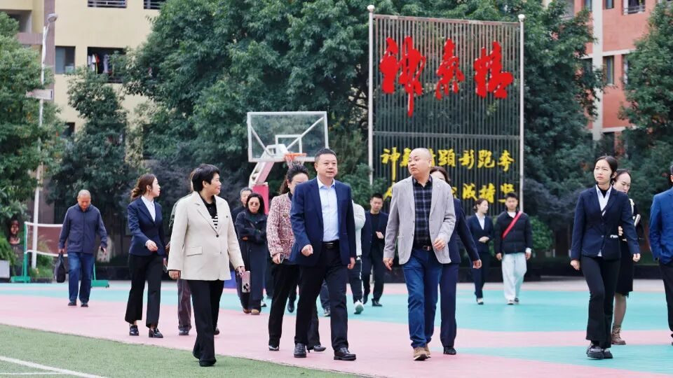 乐山市教育战线领导及专家莅临崇德考察交流