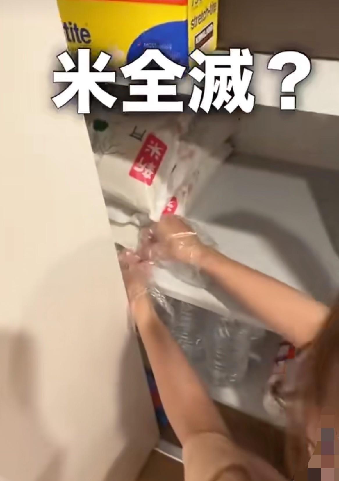 外网有一位日本主妇在5月上传了她的绝望视频：
日本的米价还没降下来，家里屯的大米