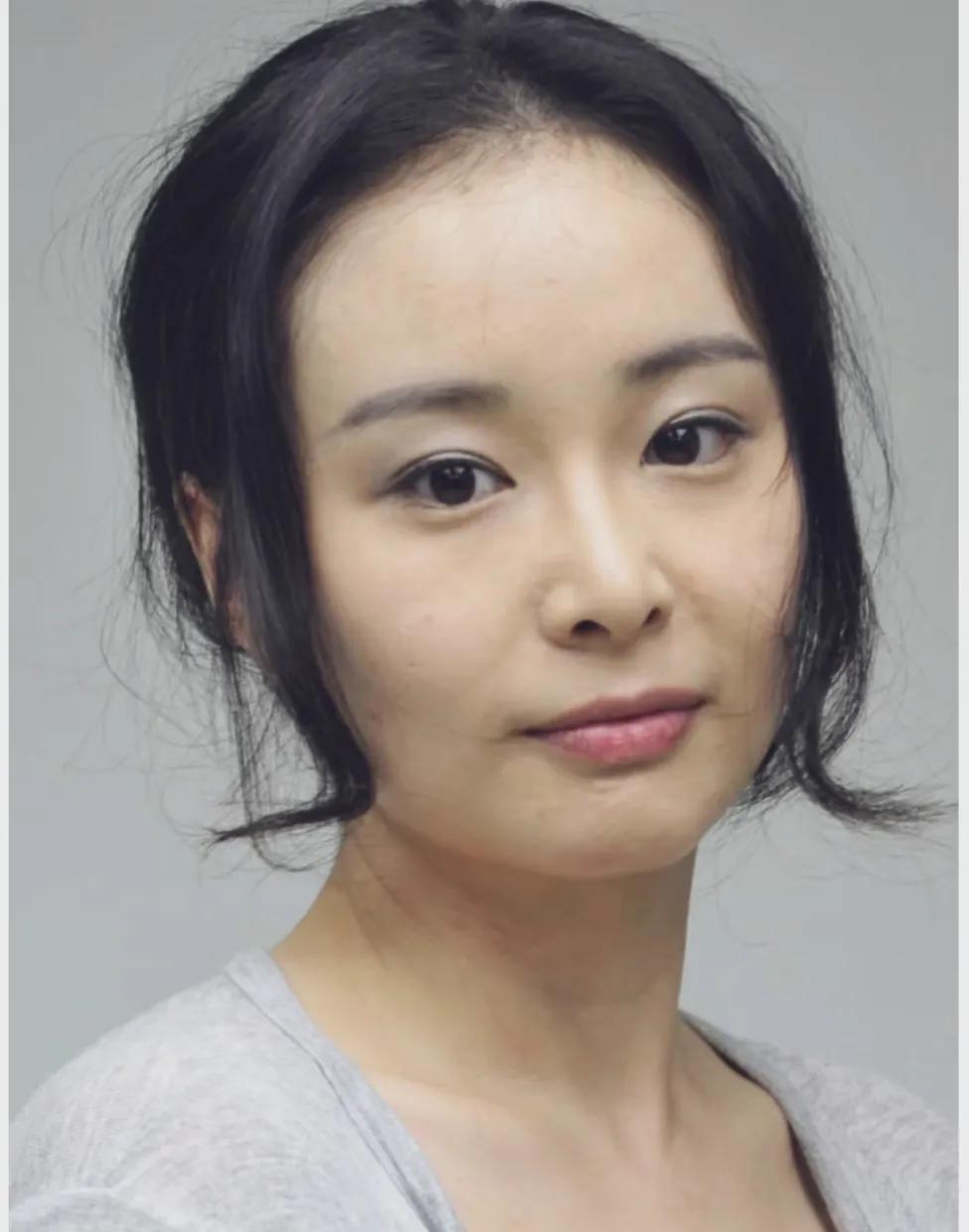 素颜的高叶脸颊饱满，五官立体耐看型！眼神温柔，完全是个贤妻良母型面相，怎么演绎出