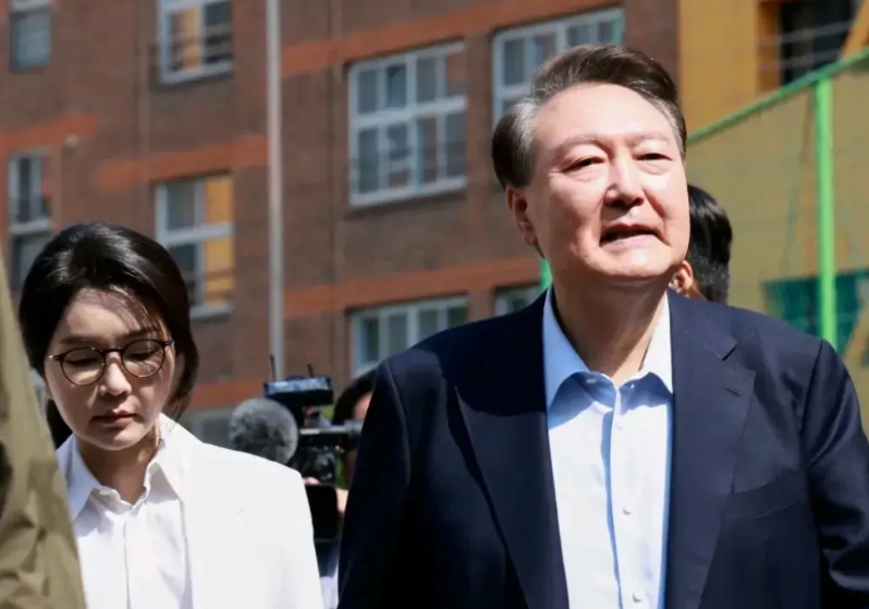 前总统尹锡悦和老婆金建希低调现身，去给金文洙投票。
画面中看到，尹锡悦被记者追问