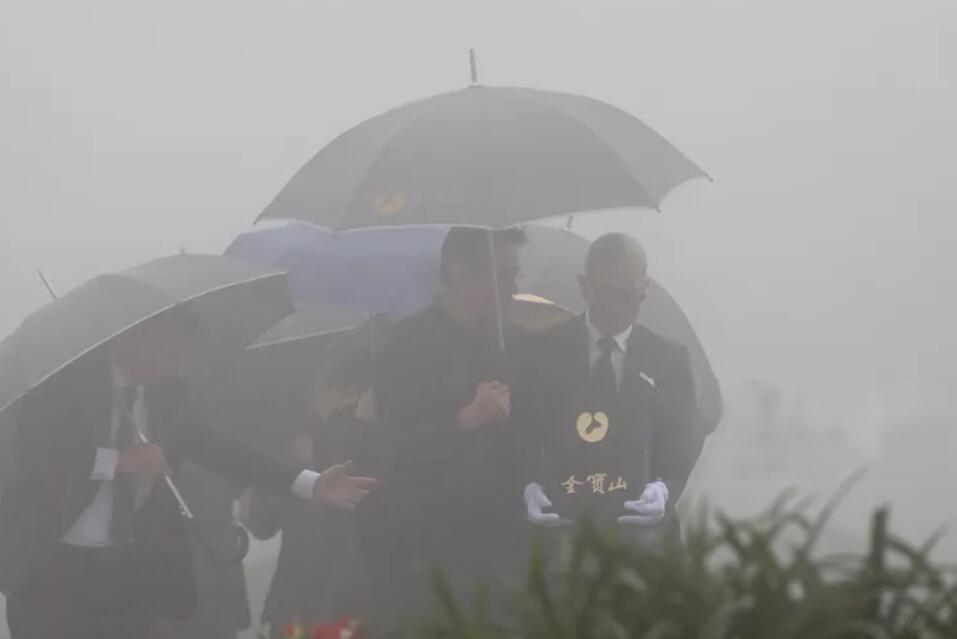大S千万级豪华墓园揭幕！小S暴瘦20斤雨中踉跄送姐最后一程。3月15日台北金宝山